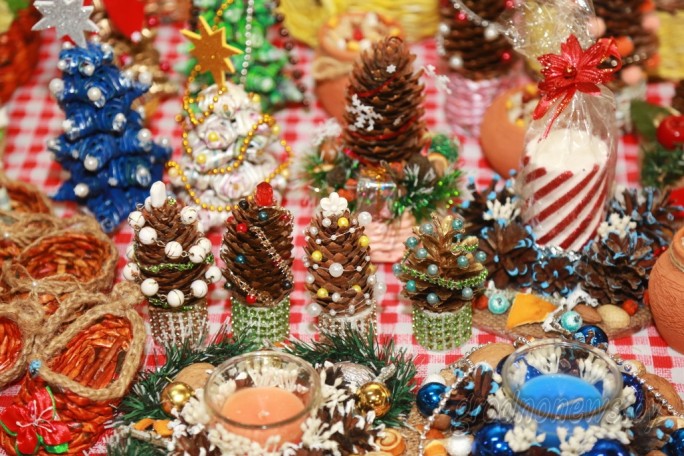 Свечи-мандаринки, пряники-варежки, шары-свинки: что продают и покупают на новогодней ярмарке на ЦСК «Неман» в Гродно