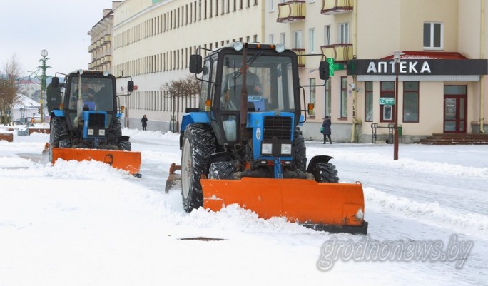Синоптики обещают больше снега, а коммунальщики убирают улицы в сопровождении ГАИ