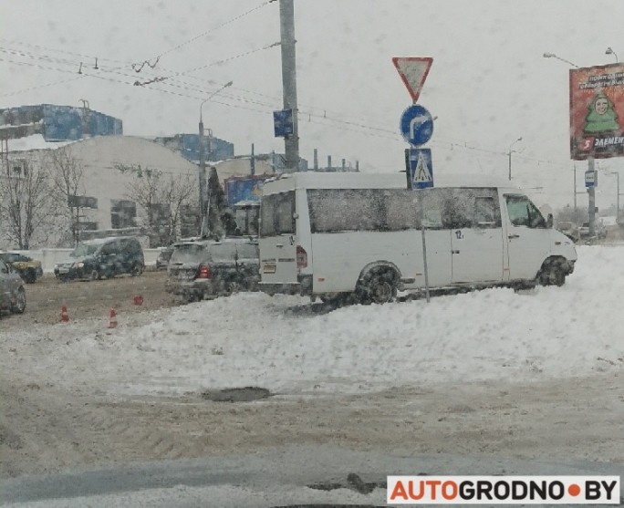 Первые снежные аварии понедельника: маршрутка на тротуаре, Subaru в столбе