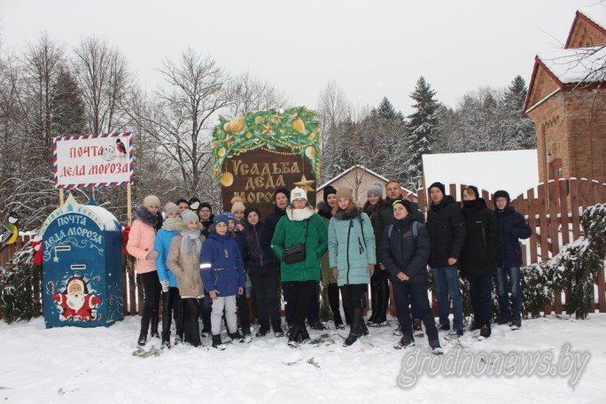 Почти 60 Дедов Морозов и Снегурочек, сказочная почта и новогодний мастер-класс. На Августовском канале открылась усадьба Деда Мороза