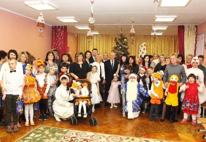 Председатель облисполкома Владимир Кравцов посетил новогодний утренник в центре коррекционно-развивающего обучения и реабилитации