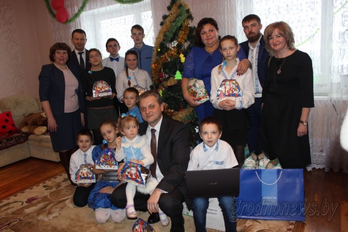 Воспитанников домов семейного типа в Слониме поздравил заместитель министра информации Игорь Бузовский