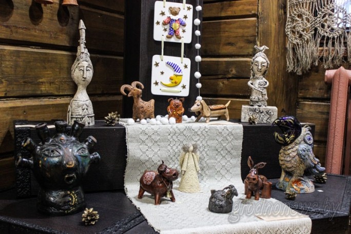 Новогодние игрушки из глины от гродненских мастеров. Новая выставка в Гродно