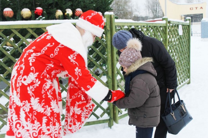 Молодёжный Дед Мороз поздравил мостовчан с Рождеством и Новым годом
