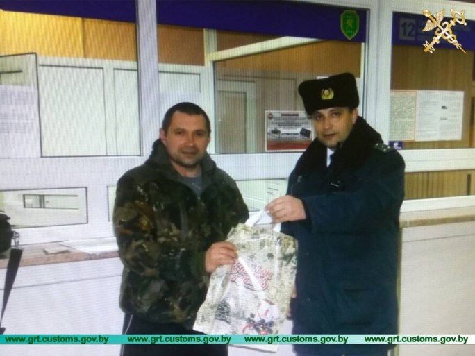 В новогоднюю ночь гродненские таможенники вручили буклеты первым путешественникам