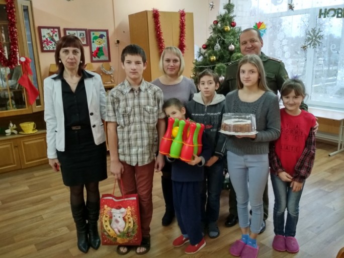Офицерские подарки мостовским детям