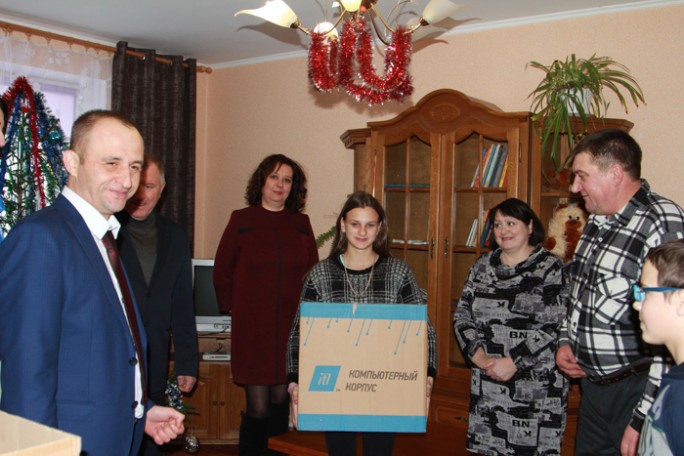 Председатель Мостовского райисполкома вручил подарки детям в домах семейного типа