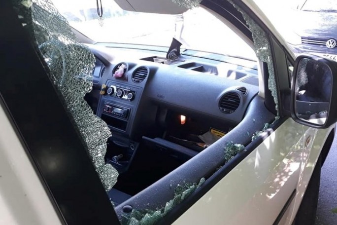В Лиде воры разбили окно в автомобиле и вытащили из него борсетку с деньгами