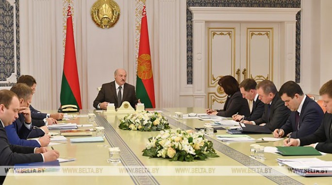 'Никто никого не наклонит' - Лукашенко назвал притянутыми за уши разговоры об объединении с Россией