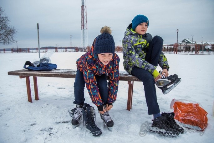 «Приходят кататься целыми семьями». В Гродно работает более 30 катков