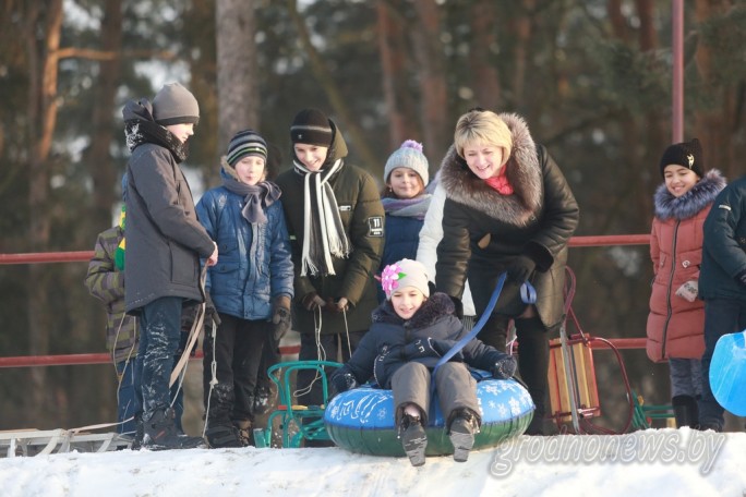Яркие 'ватрушки', 150 пар лыж и санки по наследству. Как гродненская ребятня участвует в зимних забавах