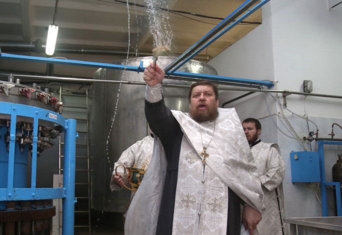 В Крещенский сочельник под Гродно освятят около 28 тонн артезианской воды, которую разольют в бутылки