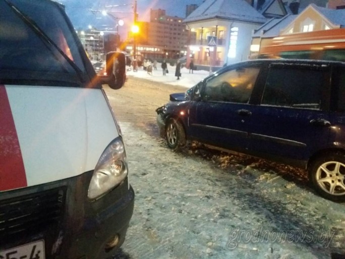 ДТП «скорой» и легкового «Фиата» в Гродно. Медики рассказали, как чувствует себя роженица, попавшая в аварию