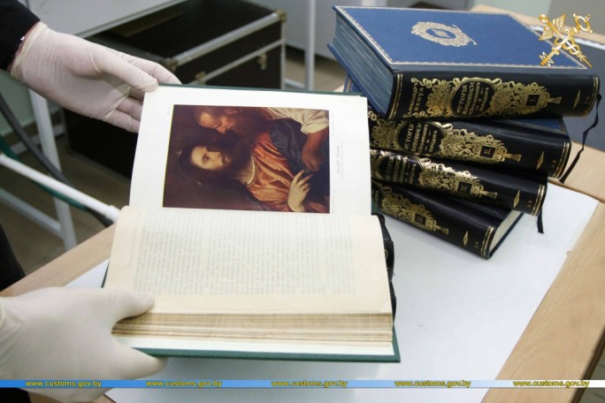 Гродненские таможенники пресекли незаконный вывоз книг, изданных в начале XX века