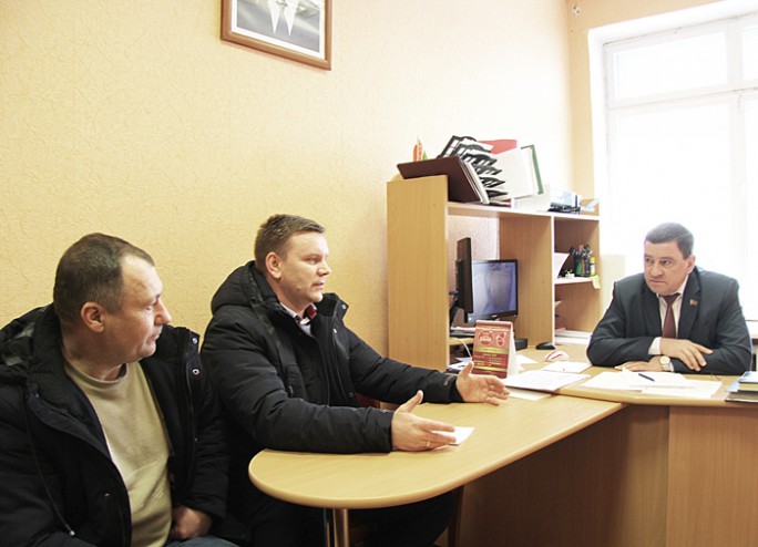 Председатель Мостовского районного Совета депутатов Валерий Табала провёл приём граждан