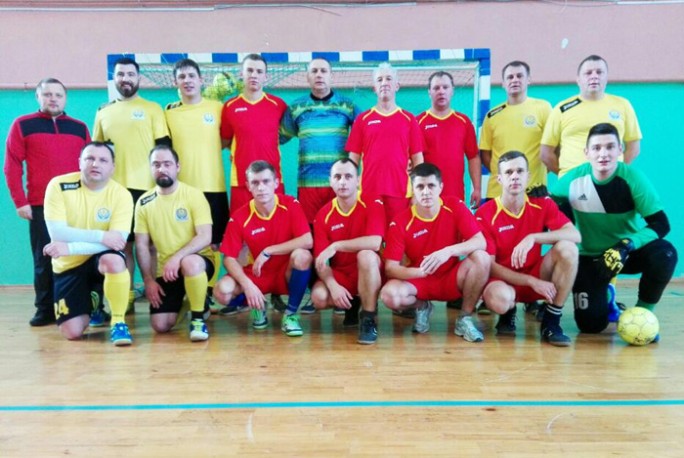 Между работниками Мостовского РОЧС и католическими священниками Гродненской епархии состоялся футбольный поединок