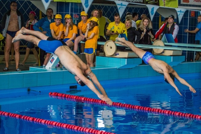 Брасс, баттерфляй, вольный стиль. IX открытое первенство области по плаванию в категории «Мастерс» проходит в Гродно
