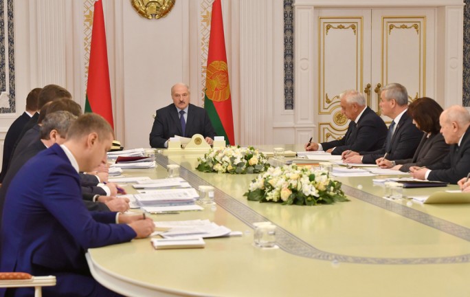 От международного сотрудничества до работы предприятий - Александр Лукашенко собрал на совещание экономический блок