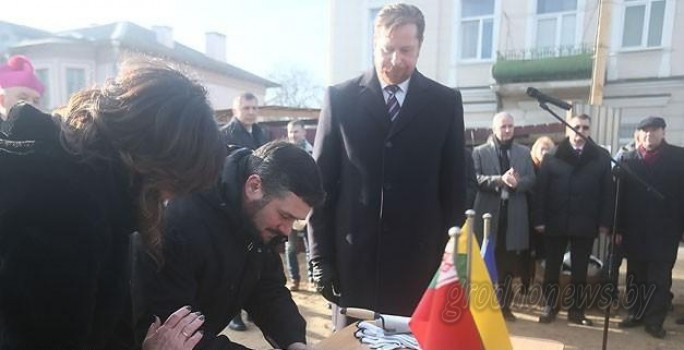 За визой на улицу Василька. Памятную капсулу с посланием потомкам заложили в основание нового здания Генерального консульства Литвы в Гродно