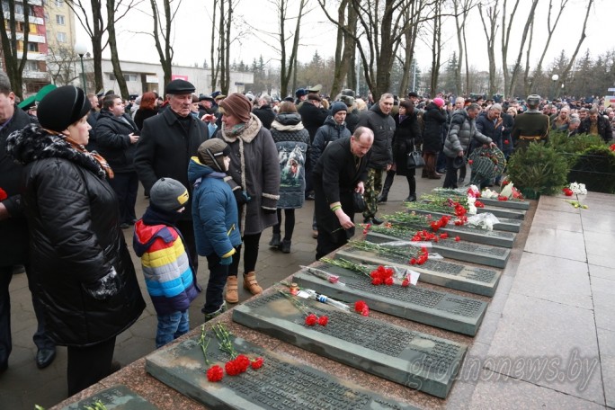 30 лет после Афганистана. Сотни горожан пришли на митинг-реквием у памятника воинам-интернационалистам в Гродно