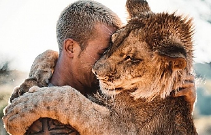 Парень спас львенка в Южной Африке, а теперь дружит с ним