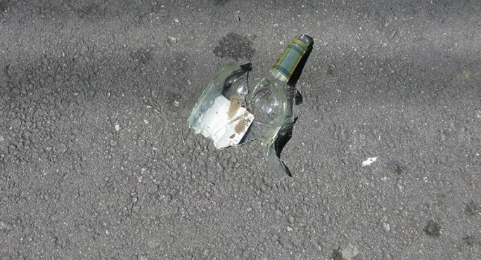 В Мостах пьяный мужчина выбросил бутылку в окно и попал в женщину: возбуждено уголовное дело