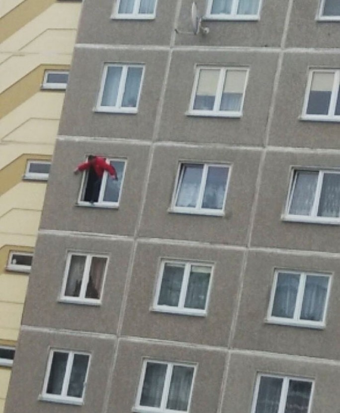 В Гродно мужчина хотел выпрыгнуть с шестого этажа