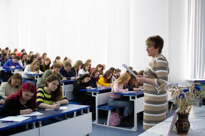 Каля тысячы студэнтаў і выкладчыкаў ГрДУ імя Янкі Купалы ўпершыню напісалі 'Купалаўскую дыктоўку'