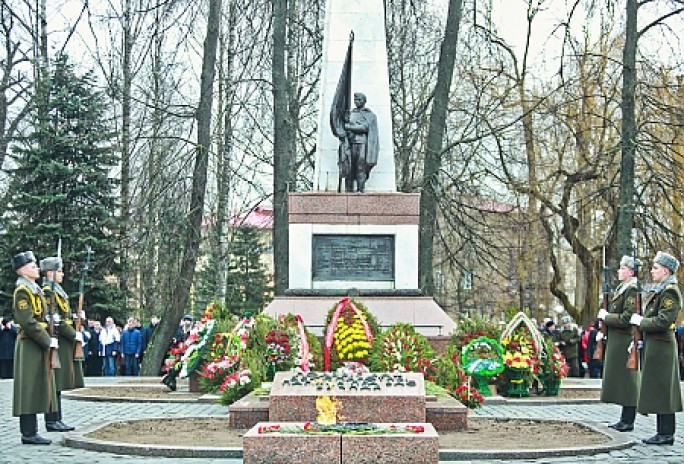В Гродно состоялась торжественная церемония возложения цветов и венков к памятнику советским воинам, партизанам и подпольщикам, погибшим в годы Великой Отечественной войны