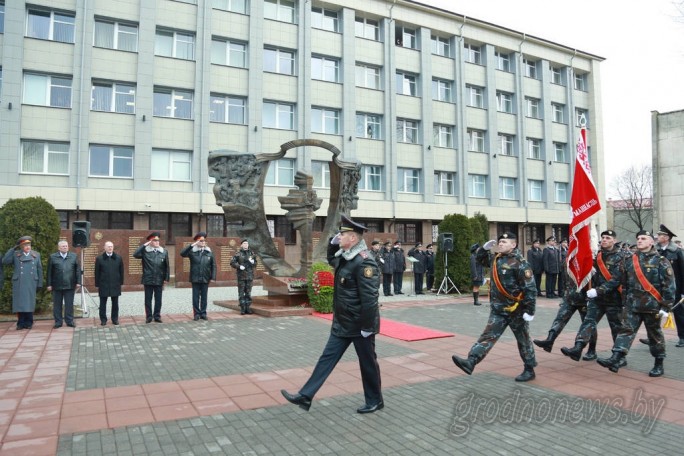 Парад в центре, раритетные автомобили и торжественный митинг. В Гродно отпраздновали День милиции