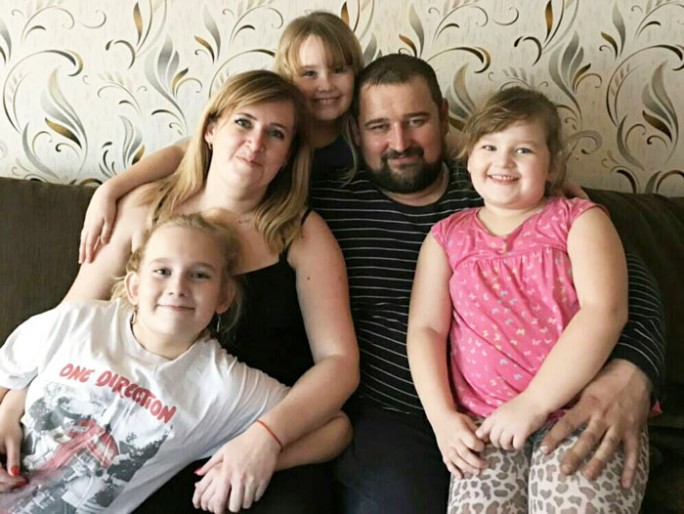 Портрет счастливой женщины, многодетной мамы Оксаны Лойко в домашнем интерьере