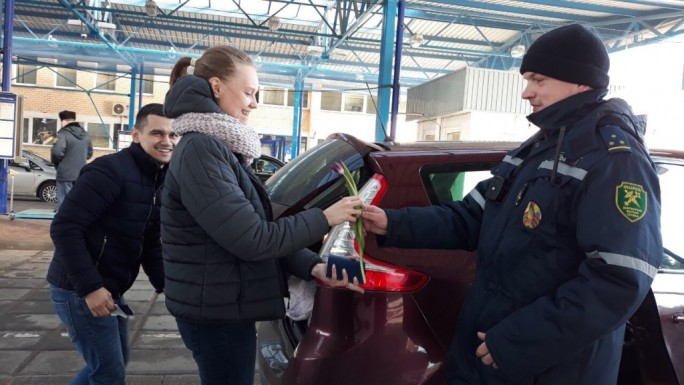 8-ое Марта на границе. Сотрудники таможни встречали женщин в пунктах пропуска цветами