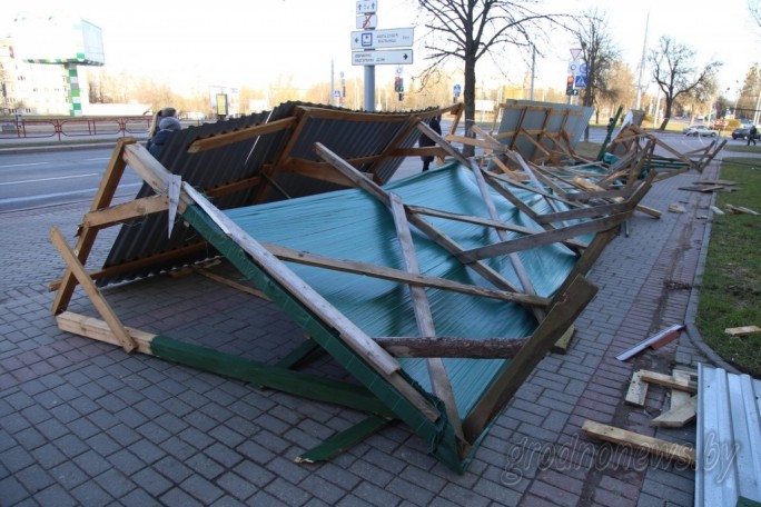 Сильный ветер в Гродно: пострадали автомобили