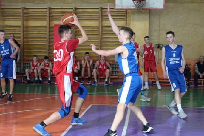 Пятый тур баскетбольной лиги собрал мостовчан в зале СДЮШОР