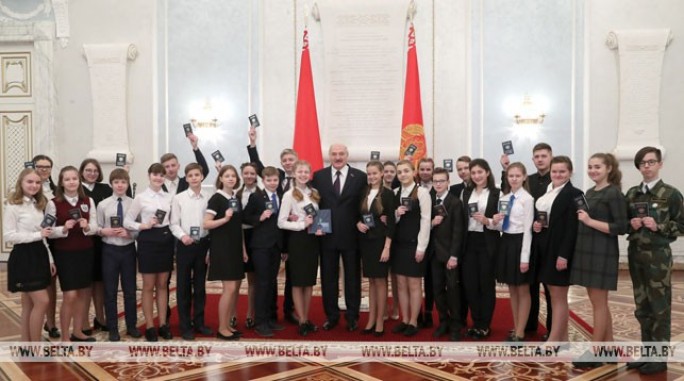 Александр Лукашенко в День Конституции вручил паспорта юным гражданам Беларуси