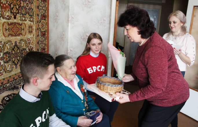 В День Конституции свой день рожденья отметила жительница Мостов, ветеран Великой Отечественной войны Александра Денисовна Петренко