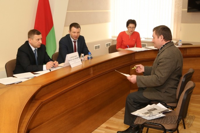 Трудоустройство, пенсии и ремонт домов. В Слониме прием граждан и прямую линию провел помощник Президента Республики Беларусь – инспектор по Гродненской области Иван Лавринович