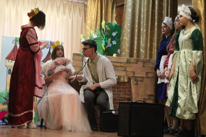 Школьники Мостовщины играли спектакли на иностранном языке