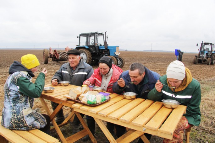 В Гудевичах в поле доставляют не только пищу, но и удобную мебель