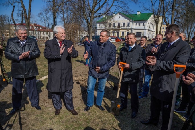 Кленовый сквер в честь 25-летия создания органов Комитета госконтроля заложили в Гродно