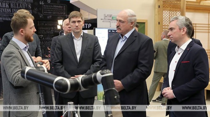 Александр Лукашенко ознакомился с разработками ведущих компаний - резидентов ПВТ