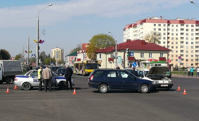 Видеофакт: в центре Лиды с интервалом в десять минут произошли две аварии. И обе на глазах сотрудников ГАИ