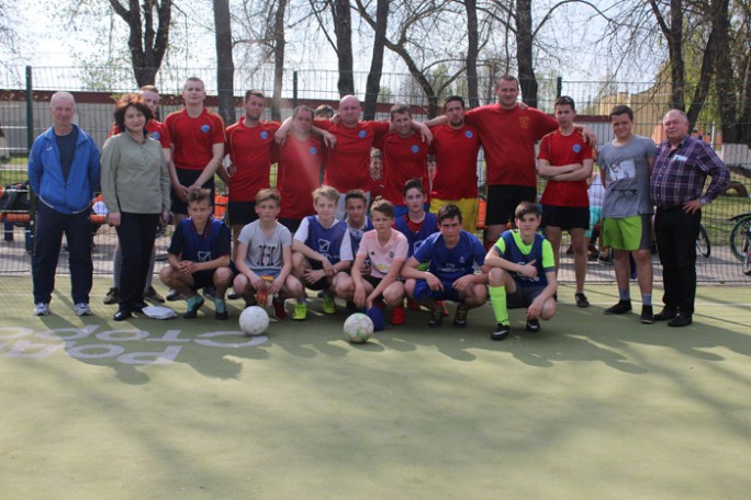 Товарищеская встреча по мини-футболу прошла в Мостах