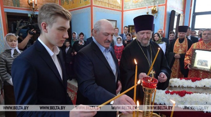 Александр Лукашенко в праздник Пасхи зажег свечу в храме Рождества Христова в Логойском районе