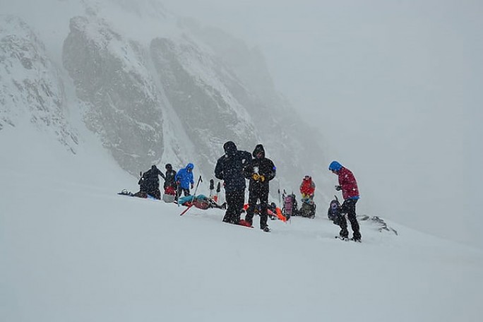 Белорусские альпинисты с огнем II Европейских игр попали на Монблане в снежный шторм