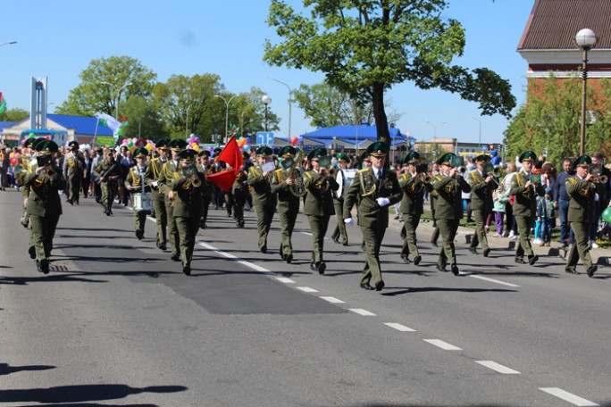 Мостовчане отмечают День Победы: праздничным шествием начались мероприятия в городе
