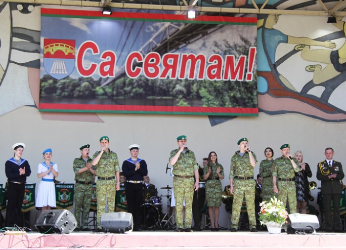 В Мостах 9 мая выступил ансамбль пограничной службы Республики Беларусь