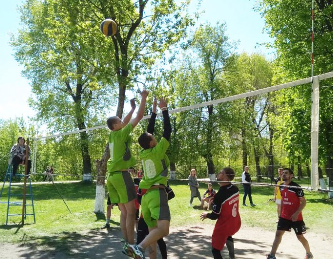 Мостовчане в День Победы сыграли в мини-футбол и волейбол