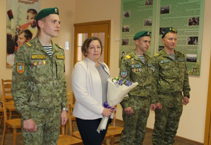 В Мостовском военкомате поблагодарили за достойную службу солдат