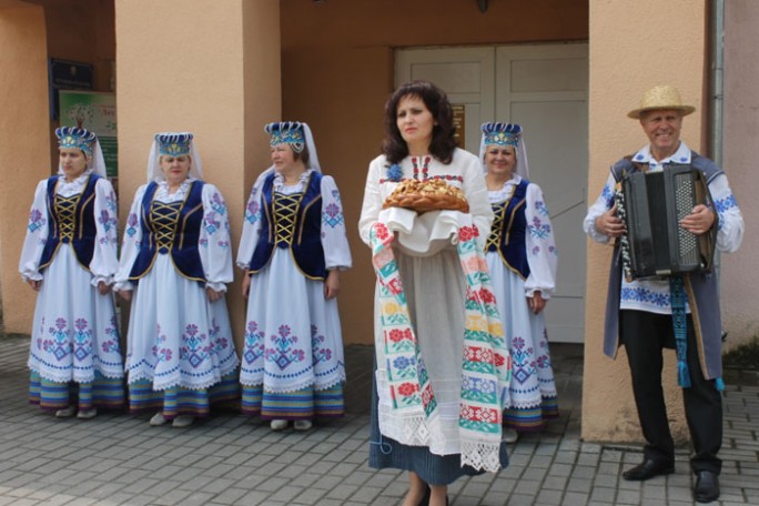 У Мастах частавалі прысмакамі з водарам лесу